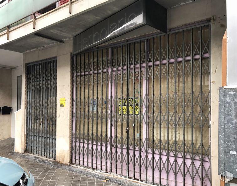 Retail for sale at Calle Rioja , 97, Leganés, Madrid, 28915 with car, automotive parking light, automotive lighting, wood, building, facade, composite material, gas, vehicle and fixture around