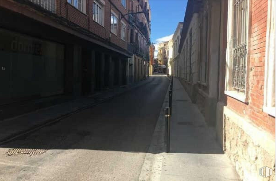 Retail for sale at Calle Doctor Benito Hernando, 16, Guadalajara, 19001 with building, window, road surface, asphalt, urban design, wood, tints and shades, brick, sky and sidewalk around