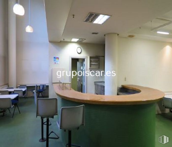 Oficina en venta en Calle Gobelas, 31, Moncloa - Aravaca, Madrid, 28023 con silla, mesa, mueble, propiedad, edificio, accesorio, mediante, diseño de interiores, reloj y madera alrededor