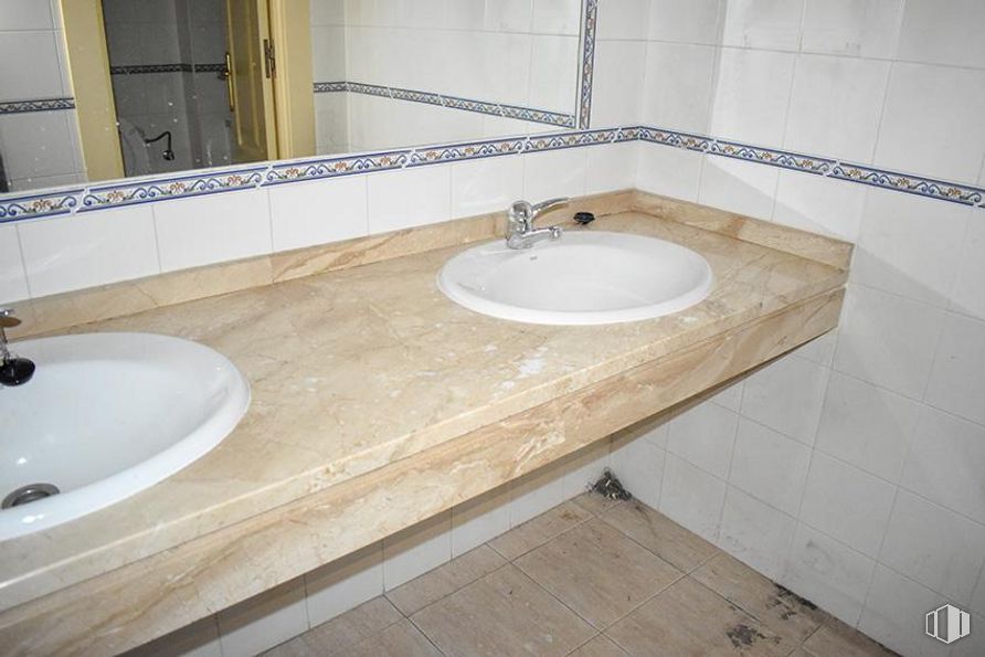 Retail for sale & for rent at Calle Burgohondo, Ávila, 05002 with sink, brown, tap, bathroom sink, property, plumbing fixture, bathroom, wood, fluid and mirror around