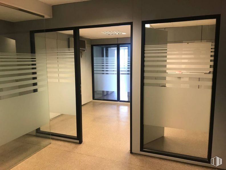 Oficina en alquiler y venta en Calle José Abascal, Chamberí, Madrid, 28003 con espejo, accesorio, edificio, exterior automotriz, suelo, mediante, pared, piso, madera, vidrio y techo alrededor