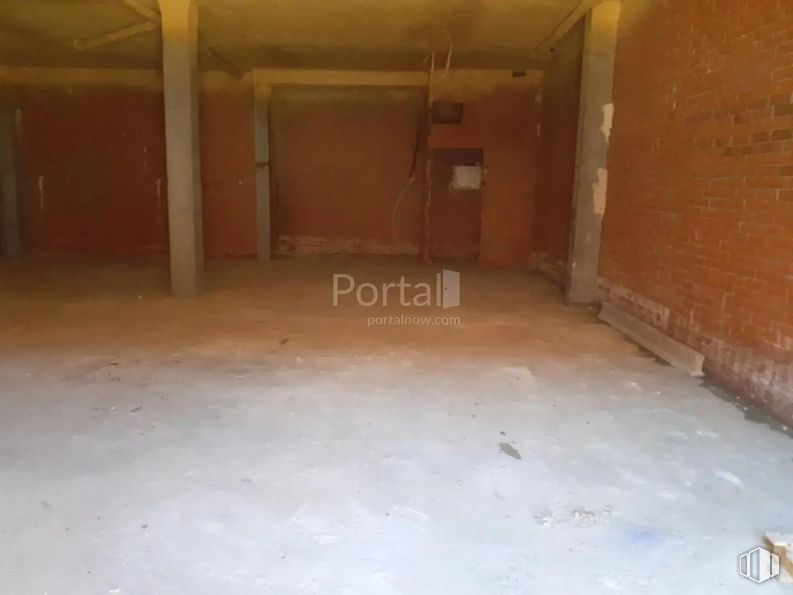 Retail for sale at Calle Magallanes, Torrijos, Toledo, 45500 with fixture, wood, floor, flooring, composite material, building material, concrete, building, hardwood and paint around