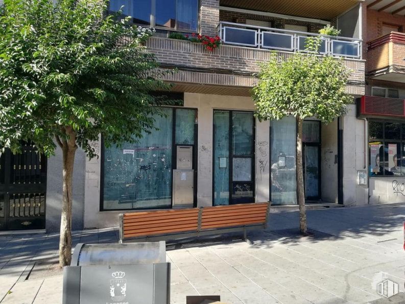 Local en venta en Plaza Salvador, 8, Leganés, Madrid, 28911 con mesa de trabajo, ventana, edificio, puerta, diseño urbano, superficie de carretera, espacio público, barrio, área residencial y fachada alrededor