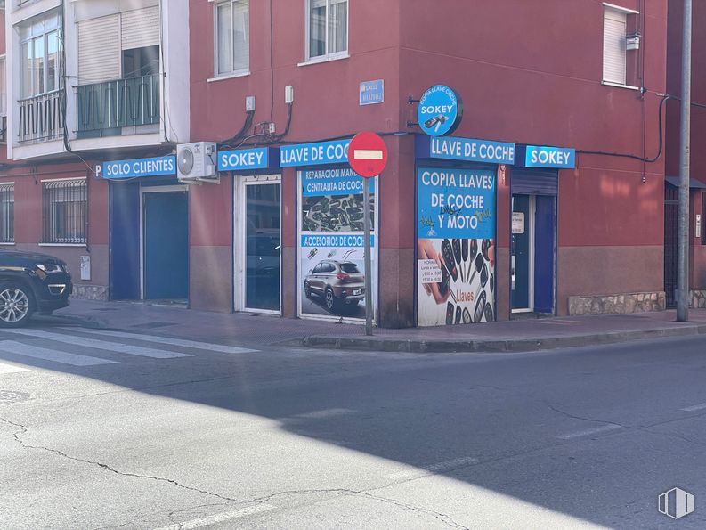 Local en venta en Zona San Isidro - Los Almendros, Alcalá de Henares, Madrid, 28807 con edificio, coche, rueda, ventana, neumático, puerta, superficie de la carretera, fuente, vehículo y fachada alrededor