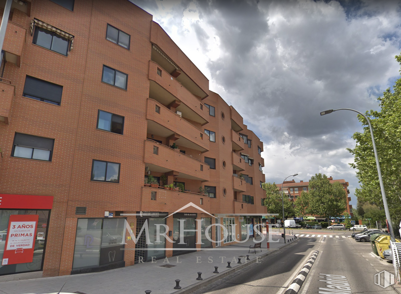 Local en venta en Zona Ensanche, Alcobendas, Madrid, 28100 con edificio, ventana, cielo, nube, luz de la calle, árbol, bloque de torre, arquitectura, diseño urbano y planta alrededor