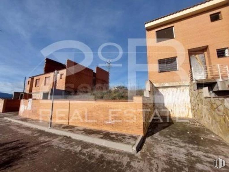 Land for sale at Casco urbano, Almorox, Toledo, 45900 with house, sky, cloud, window, building, fixture, wood, urban design, facade and landscape around