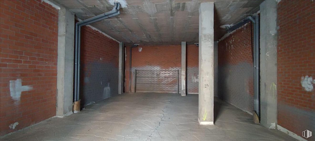 Retail for sale at Calle Dinamarca, 7, Guadalajara, 19005 with floor, flooring, composite material, ceiling, brickwork, concrete, brick, building material, basement and daylighting around