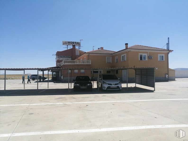 Retail for sale at Labajos, Labajos, Segovia, 40146 with car, building, sky, asphalt, window, house, shade, vehicle, road surface and gas around