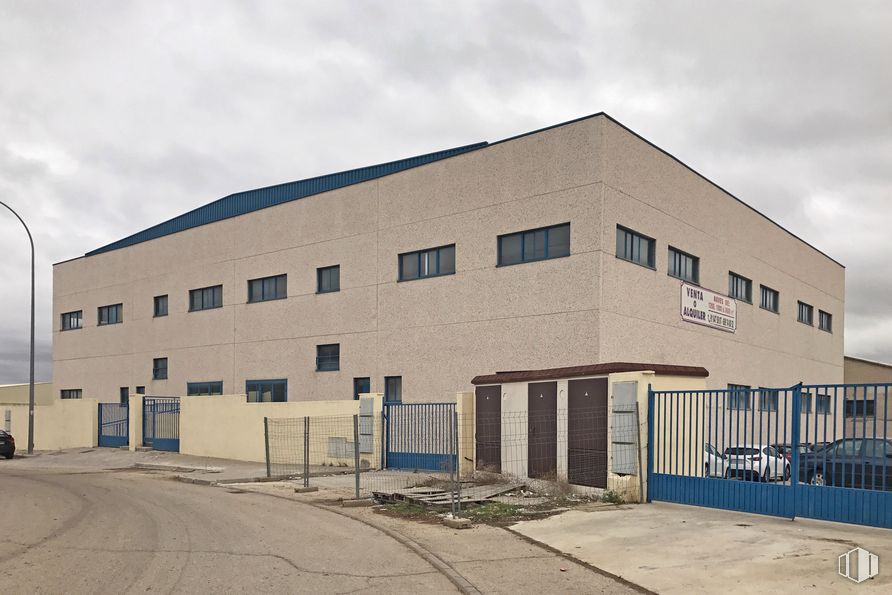 Industrial for sale at Zona industrial Sur Occidental, Móstoles, Madrid, 28938 with building, sky, cloud, window, wheel, facade, gas, commercial building, asphalt and urban design around