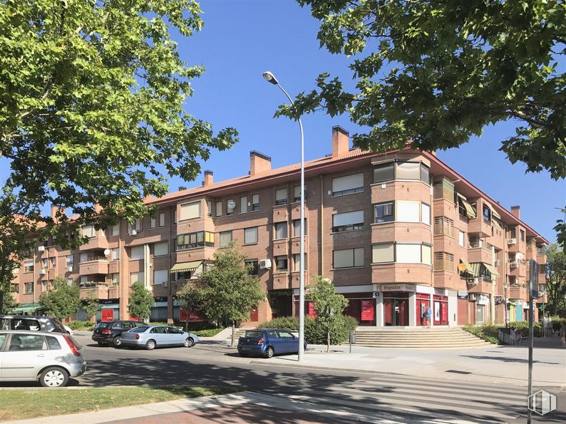 Local en venta en Avenida Viñuelas, 41, Tres Cantos, Madrid, 28760 con coche, edificio, cielo, planta, rueda, ventana, propiedad, neumático, vehículo y árbol alrededor