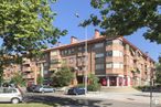 Local en venta en Avenida Viñuelas, 41, Tres Cantos, Madrid, 28760 con coche, edificio, cielo, planta, rueda, ventana, propiedad, neumático, vehículo y árbol alrededor