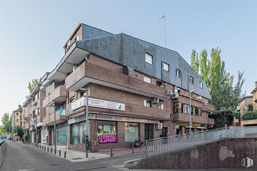 Retail for rent at Calle Real, 38, Las Rozas de Madrid, Madrid, 28230 with sky, building, window, urban design, tree, residential area, neighbourhood, road surface, thoroughfare and facade around