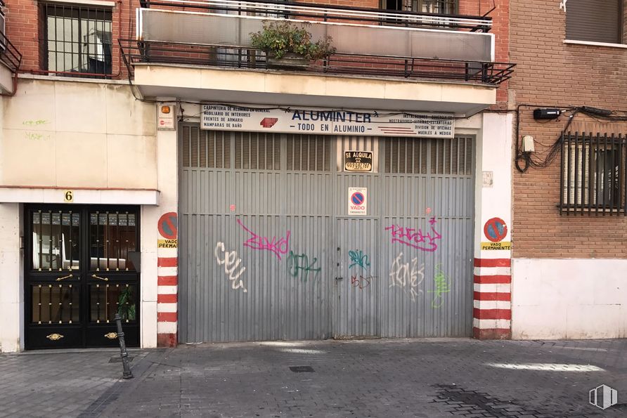 Nave en alquiler en Calle Galeotes, 6, Vicálvaro, Madrid, 28032 con puerta, ventana, edificio, propiedad, accesorio, arquitectura, madera, barrio, fuente y superficie de la carretera alrededor