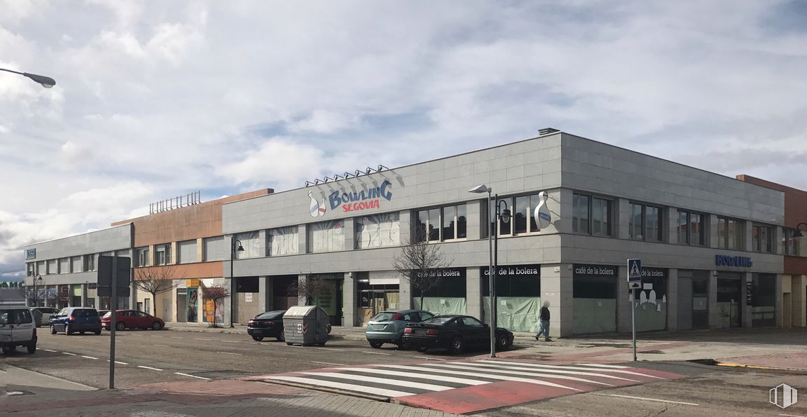 Retail for sale at Plaza Jorge Manrique, Segovia, 40006 with car, building, sky, cloud, wheel, tire, property, window, vehicle and infrastructure around