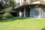 Office for rent at Calle Condado de Treviño, 9, Ciudad Lineal, Madrid, 28033 with house, plant, building, property, tree, land lot, porch, grass, residential area, real estate and landscape around