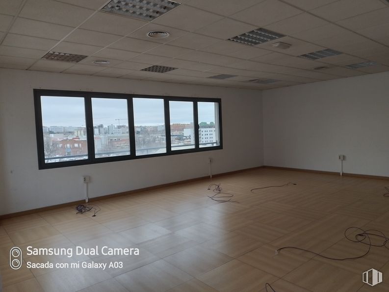 Oficina en alquiler en Calle Gamonal, Villa de Vallecas, Madrid, 28031 con ventana, propiedad, madera, edificio, arquitectura, diseño de interiores, pasillo, sombra, piso y pavimentos alrededor