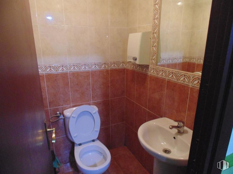 Retail for sale & for rent at Calle Independencia, 3, Ávila, 05005 with toilet, sink, tap, hand dryer, brown, property, plumbing fixture, mirror, bathroom sink and bathroom around