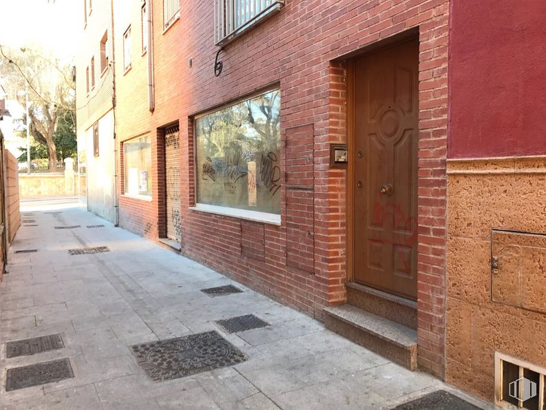 Retail for sale & for rent at Calle Gutiérrez Orejón, 4, Guadalajara, 19001 with door, picture frame, window, infrastructure, road surface, wood, brickwork, orange, brick and architecture around