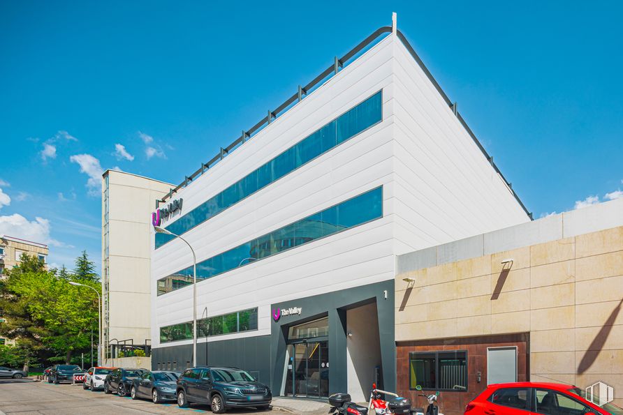 Oficina en alquiler en Calle Torregalindo, 1, Chamartín, Madrid, 28016 con coche, edificio, rueda, neumático, vehículo terrestre, cielo, propiedad, vehículo, nube y edificio comercial alrededor