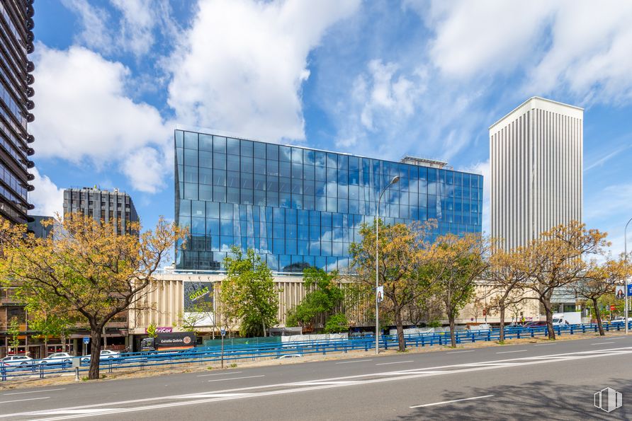 Oficina en alquiler en Paseo Castellana, 85, Tetuán, Madrid, 28046 con edificio, nube, cielo, tiempo de día, propiedad, azur, árbol, azul, bloque de pisos y diseño urbano alrededor