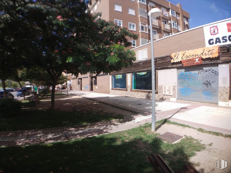 Retail for rent at Avenida Iker Casillas, Móstoles, Madrid, 28935 with building, plant, daytime, property, sky, urban design, road surface, window, neighbourhood and tree around