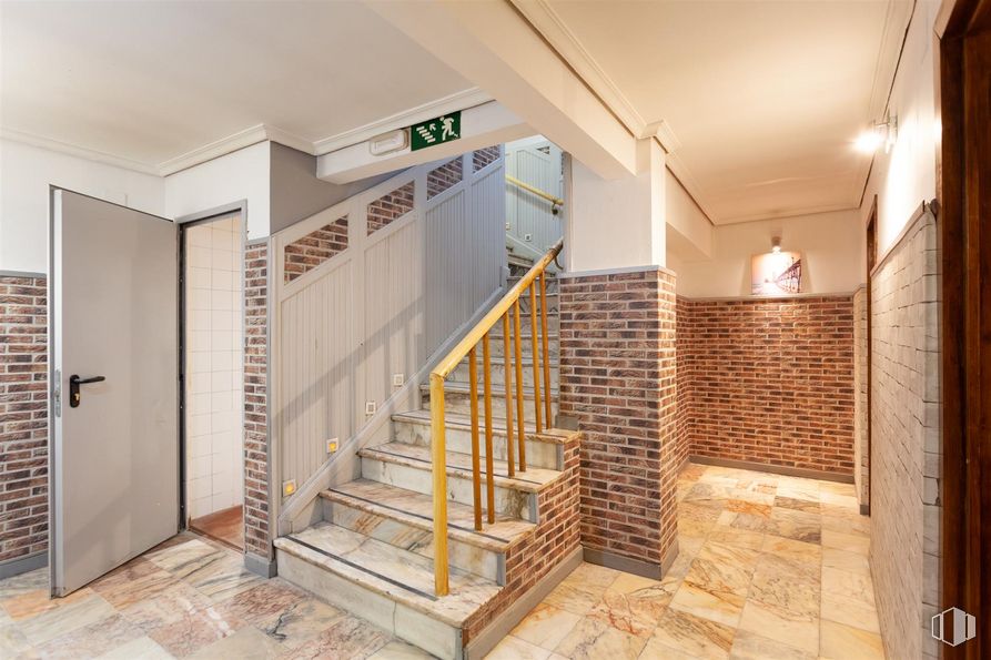 Local en venta en Calle Boltaña, 118, San Blas - Canillejas, Madrid, 28022 con puerta, edificio, madera, escaleras, accesorio, casa, suelo, suelos, hall y madera dura alrededor