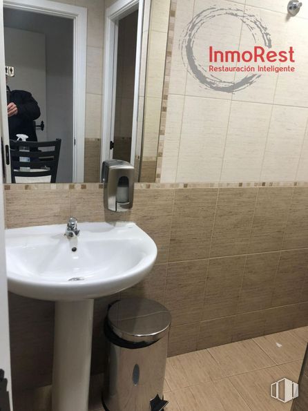 Local en alquiler en Zona centro, Coslada, Madrid, 28820 con fregadero, grifo, persona, espejo, accesorio de fontanería, lavabo de baño, propiedad, baño, madera y morado alrededor