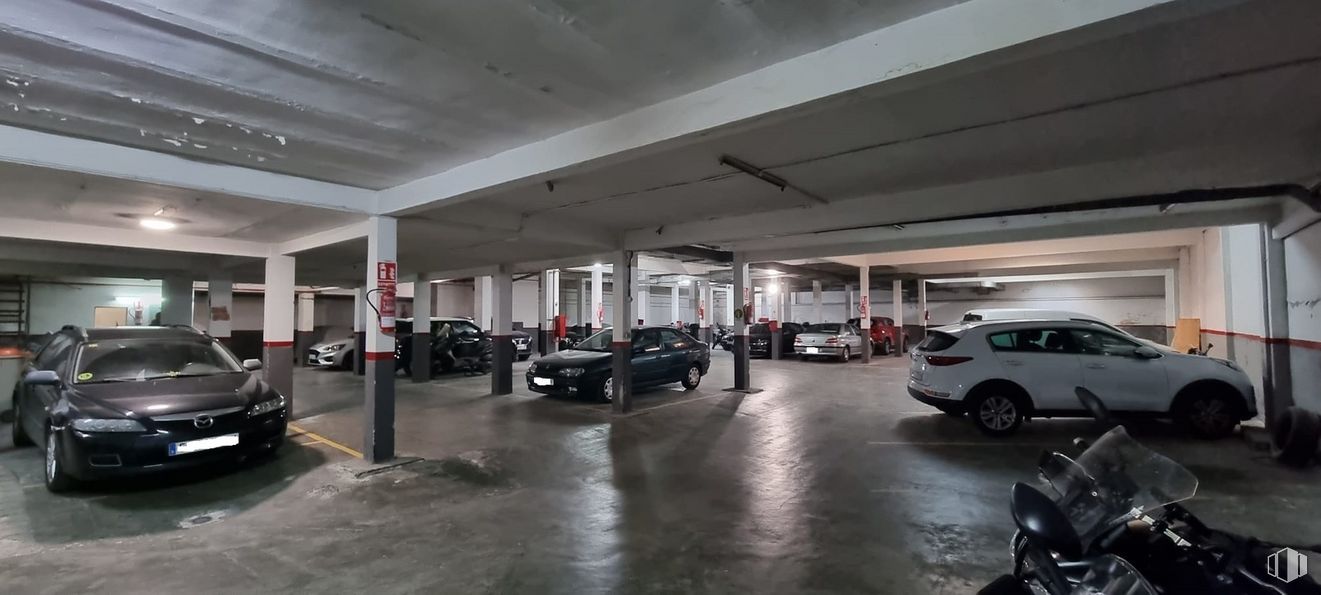 Local en venta en Calle Enrique Velasco, 34, Puente de Vallecas, Madrid, 28038 con coche, motocicleta, luz de estacionamiento automotriz, neumático, rueda, vehículo terrestre, vehículo, vehículo de motor, iluminación automotriz y diseño automotriz alrededor