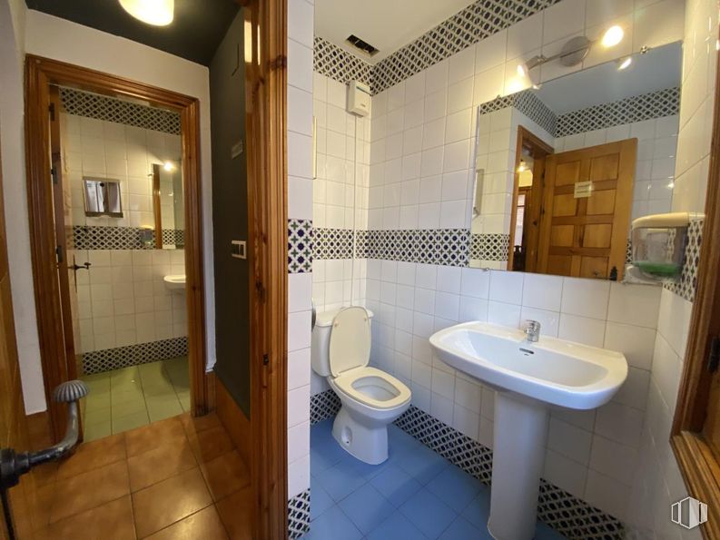 Retail for sale at Centro, Cuenca, 16001 with toilet, sink, plumbing fixture, bathroom, bathroom sink, flooring, floor, interior design, tap and plumbing around