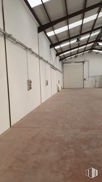 Industrial for sale at Calle Cedro, Arganda del Rey, Madrid, 28500 with door, floor, flooring, composite material, ceiling, concrete, building material, daylighting, plaster and hall around