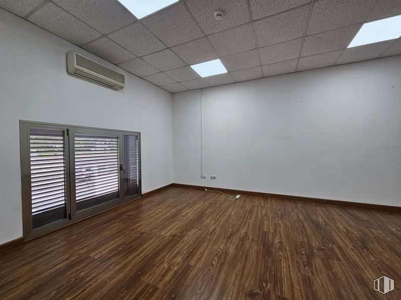 Nave en alquiler y venta en Calle Granja, Alcobendas, Madrid, 28108 con persiana de la ventana, lámpara, accesorio, madera, interiorismo, hall, sombra, suelo, suelos y edificio alrededor