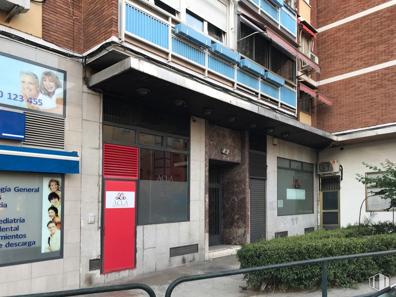 Local en alquiler y venta en Calle Poeta Blas Otero, 36, Ciudad Lineal, Madrid, 28017 con ventana, planta, propiedad, edificio, arquitectura, barrio, fachada, ciudad, bienes raíces y condominio alrededor