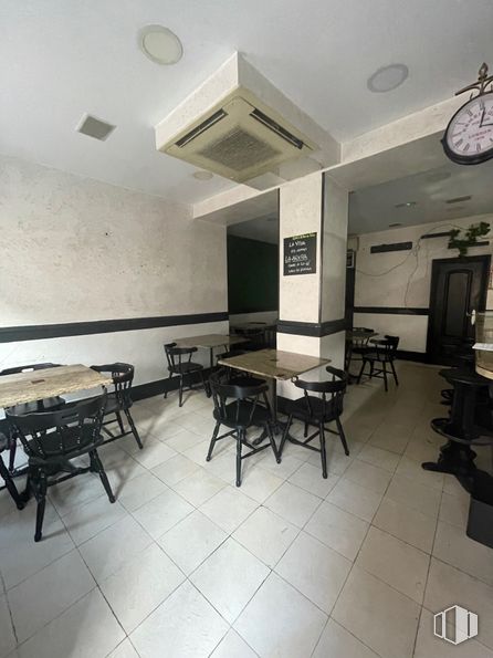 Local en alquiler y venta en Calle Real de Arganda, Villa de Vallecas, Madrid, 28031 con silla, reloj, suelos, techo, restaurante, lámpara, cafetería, azulejo y limpieza alrededor