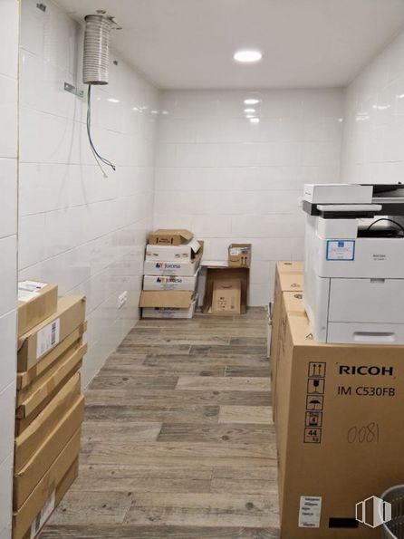 Retail for rent at Zona Pablo Iglesias, Parla, Madrid, 28980 with printer, shipping box, box, cabinetry, wood, flooring, floor, gas, hardwood and photocopier around