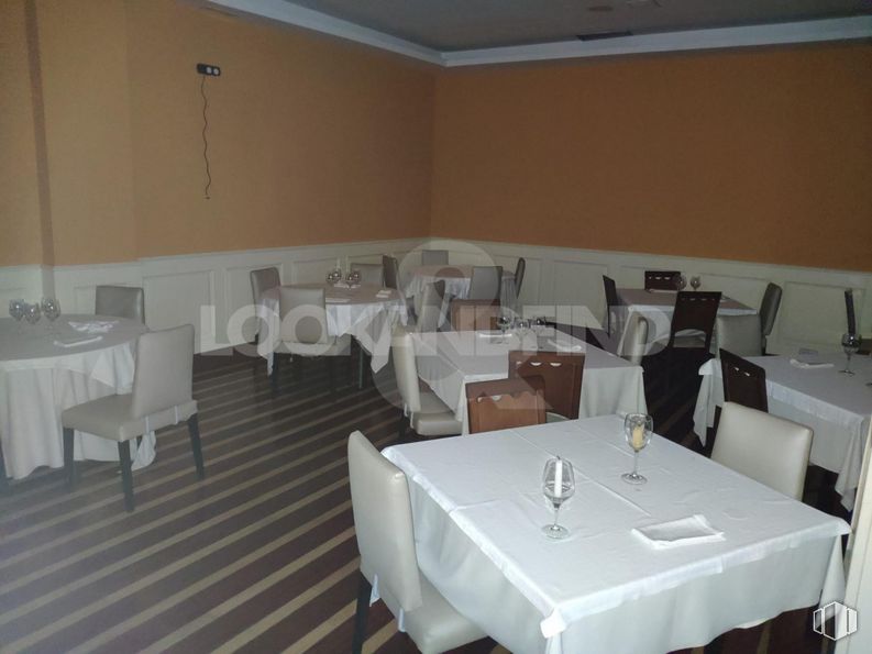 Retail for sale at Avenida Europa, Toledo, 45003 with table, chair, furniture, property, tablecloth, interior design, floor, real estate, flooring and linens around