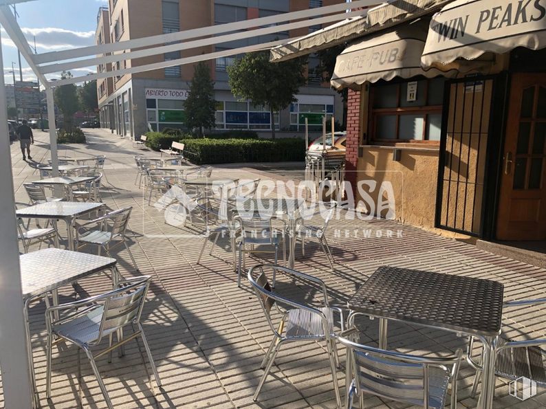 Local en venta en Barrio del Arroyo / La Fuente, Fuenlabrada, Madrid, 28944 con silla, mesa, edificio, mesa, mueble, propiedad, mesa exterior, muebles de exterior, sombra y diseño urbano alrededor