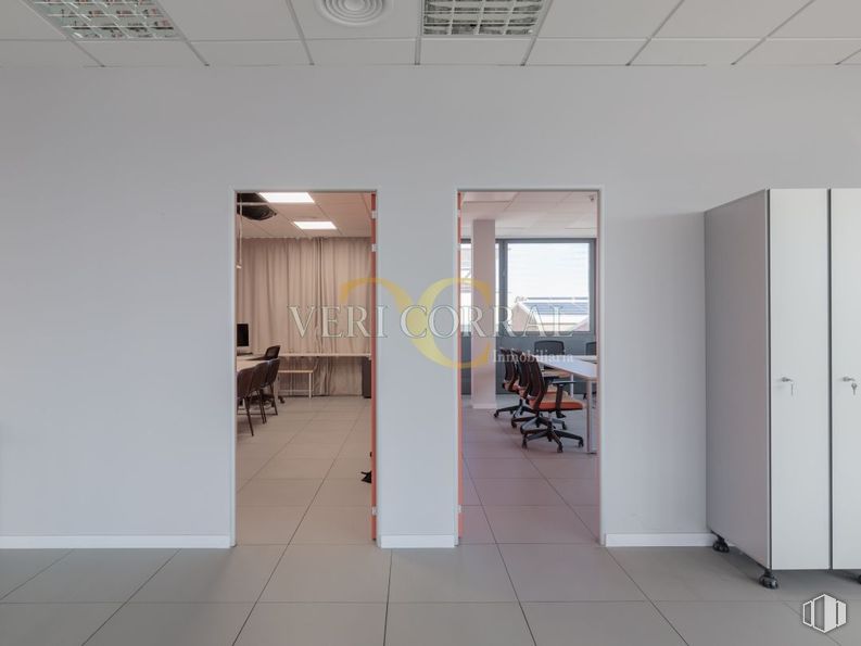 Oficina en venta en Zona Calle Alcalá, San Blas - Canillejas, Madrid, 28037 con armario, alacena, silla, edificio, diseño automovilístico, suelo, suelos, hall, accesorio y mesa de trabajo alrededor