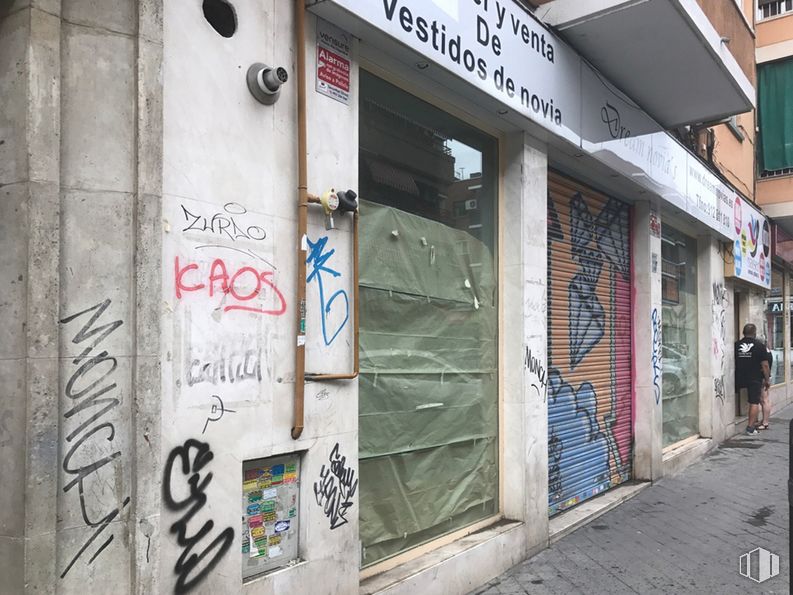 Local en venta en Calle Alondra, 49, Carabanchel, Madrid, 28025 con persona, edificio, escritura a mano, ventana, accesorio, fuente, grafiti, fachada, arte y casa alrededor