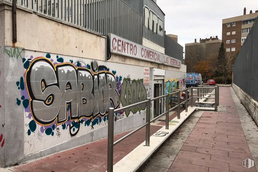 Local en alquiler y venta en Calle Lisboa, 6, Torrejón de Ardoz, Madrid, 28850 con edificio, barrio, cielo, superficie de carretera, arte, diseño urbano, ciudad, ladrillo, fachada y grafiti alrededor