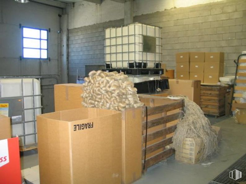 Industrial for sale at Európolis - La Dehesa, Las Rozas de Madrid, Madrid, 28230 with window, box, animal, furniture, wood, packing materials, flooring, floor, shipping box and package delivery around