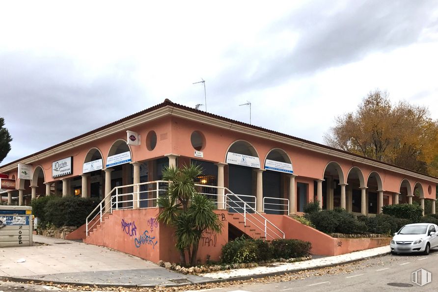 Local en alquiler en Avenida Madrid, 43, San Agustín del Guadalix, Madrid, 28750 con coche, edificio, planta, cielo, nube, vehículo, rueda, árbol, neumático y ventana alrededor