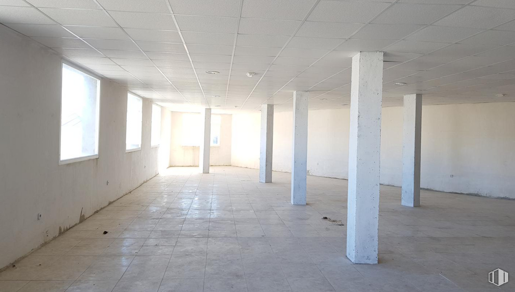 Industrial for sale at Calle de la Calera, El Barco de Ávila, Ávila, 05600 with window, fixture, wood, hall, flooring, floor, composite material, shade, ceiling and concrete around