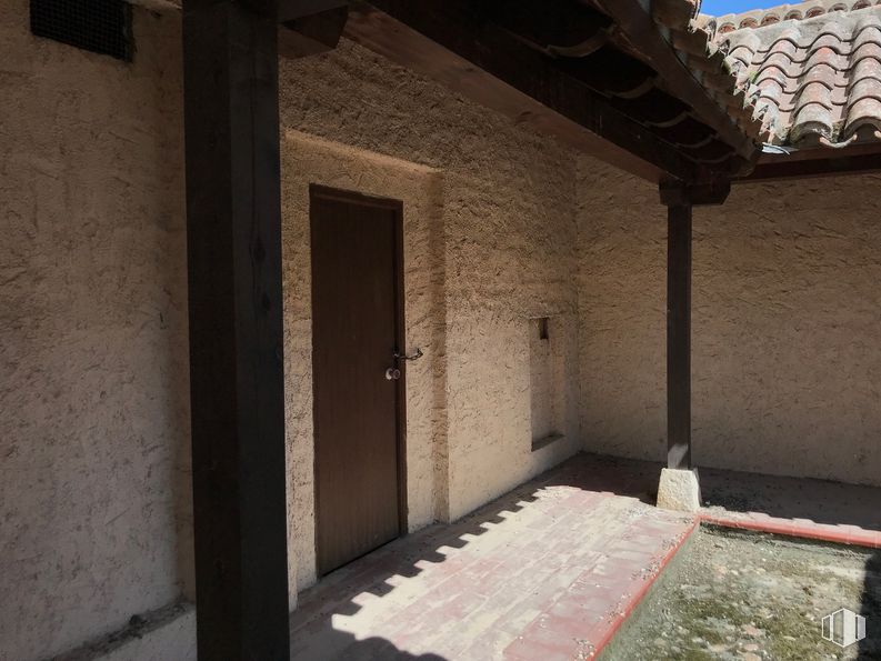 Local en venta en Calle Ronda del Mediodía, 9, Chinchón, Madrid, 28370 con puerta, edificio, madera, sombra, ventana, albañilería, piso, pared, ladrillo y suelo alrededor