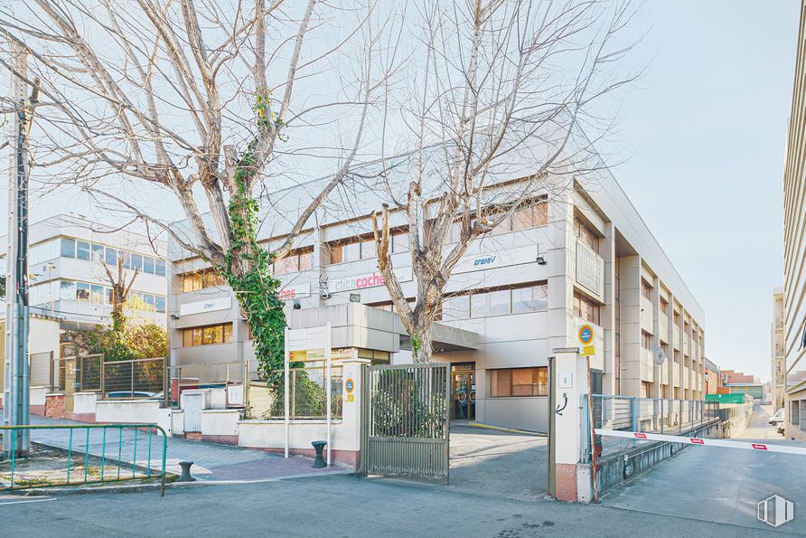 Oficina en alquiler en Calle Valportillo I, 11, Alcobendas, Madrid, 28100 con edificio, cielo, planta, ventana, superficie de la carretera, diseño urbano, árbol, barrio, zona residencial y acera alrededor