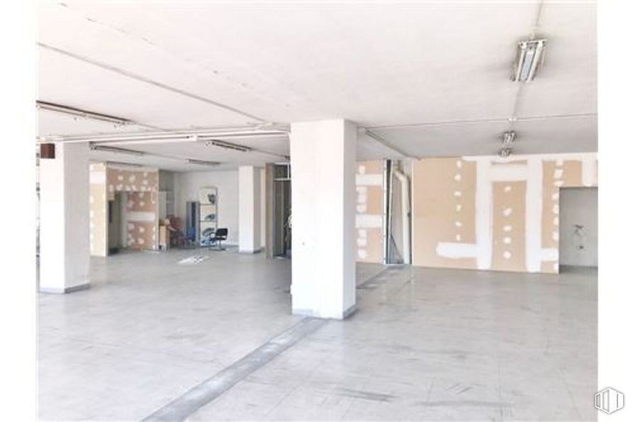 Local en alquiler y venta en Avenida Leopoldo Calvo - Sotelo Bustelo, 10, Pozuelo de Alarcón, Madrid, 28224 con accesorio, edificio, piso, diseño de interiores, suelo, pasillo, bienes raíces, techo, vidrio y material compuesto alrededor