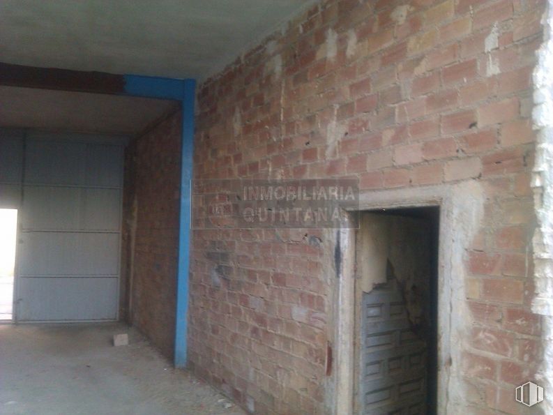 Retail for sale at Calle San Isidro, 11, Quintanar de la Orden, Toledo, 45800 with property, building, fixture, wood, brickwork, brick, building material, floor, composite material and flooring around