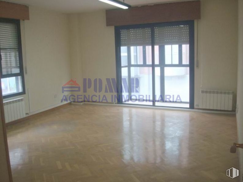 Oficina en alquiler en Calle Duque de Alba, 13, Ávila, 05001 con ventana, accesorio, edificio, madera, entrada, suelo, piso, sombra, madera dura y tinte para madera alrededor