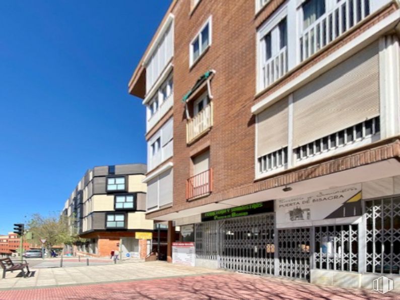 Retail for sale at Avenida General Villalba, Toledo, 45003 with building, window, sky, plant, urban design, condominium, residential area, real estate, tree and facade around