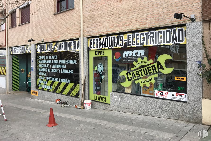 Local en venta en Calle Escuelas, 14, Galapagar, Madrid, 28260 con edificio, ventana, persona, fuente, accesorio, ladrillo, arte, fachada, superficie de carretera y ciudad alrededor