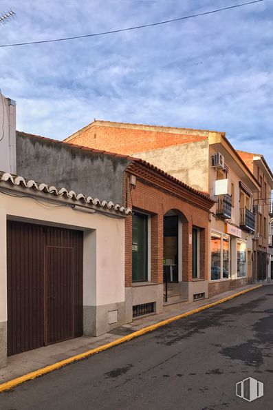 Local en alquiler y venta en Calle Lino Ramos, 3, La Puebla de Montalbán, Toledo, 45516 con ventana, puerta, casa, cielo, nube, edificio, superficie de carretera, asfalto, madera y paisaje alrededor